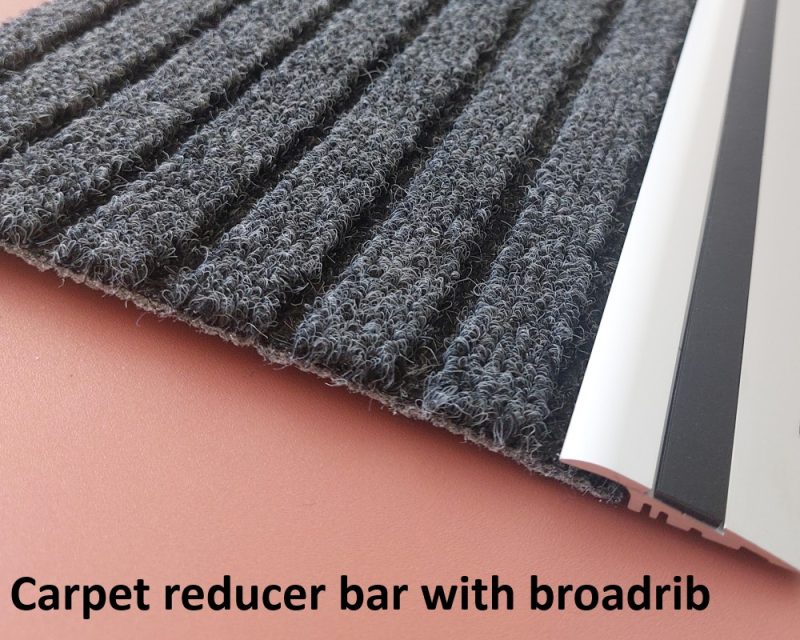 Carpet reducer bar with broad-rib outdoor carpet