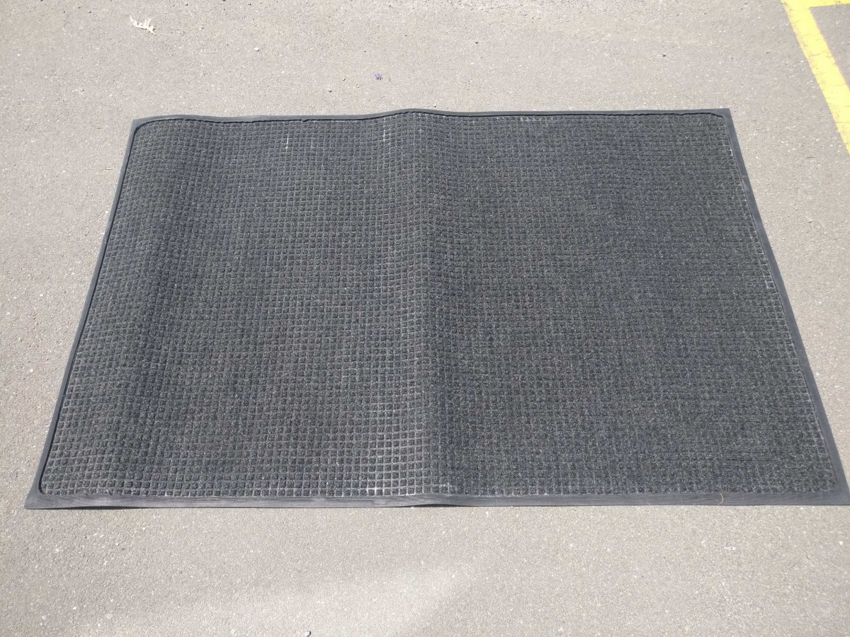Choose this mat for your front door to fight against dirt and moisture